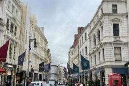 Vì sao con phố gần 1 km này đắt đỏ nhất hành tinh, giá thuê 600 triệu đồng/m²/năm, chỉ thương hiệu xa xỉ mới trụ nổi?