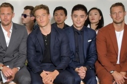 Hoắc Kiến Hoa khiến fan cười bò vì tư thế ngồi ở show thời trang