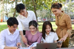 Tại sao người Lào nói tiếng Việt giỏi?