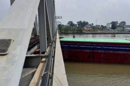 Sà lan va vào mố cầu Ghềnh ở Đồng Nai, có người bị thương được đưa đi cấp cứu