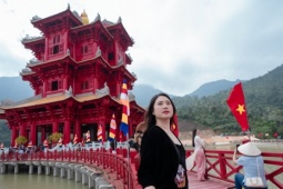 Tòa tháp đỏ rực, lung linh về đêm, cách Hà Nội 140km gây sốt mạng xã hội