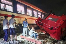 CLIP: Xe tải vượt rào chắn bị tàu hỏa tông gãy đôi