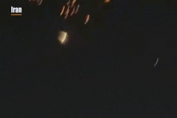 VIDEO: Mưa tên lửa siêu nặng của Iran "xuyên thủng 7 lớp phòng thủ" của Israel