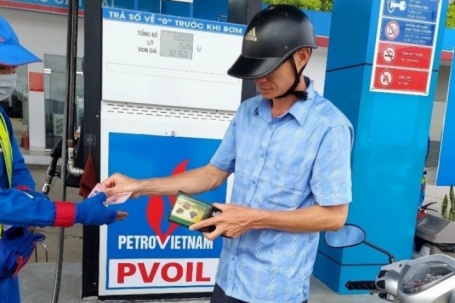 Dầu tăng hơn 7.000/lít, xăng lên mạnh: Cần kiềm chế để giá cả không ‘té nước theo mưa'