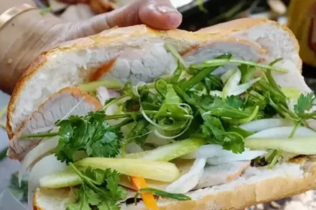 Vì sao bánh mì liên tiếp gây ngộ độc hàng loạt?