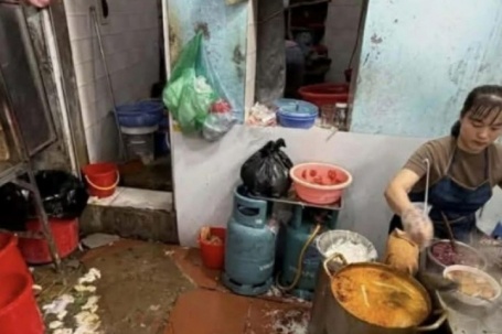Đóng cửa quán bún riêu Hà Nội bị khách Trung Quốc chê 'kém vệ sinh'