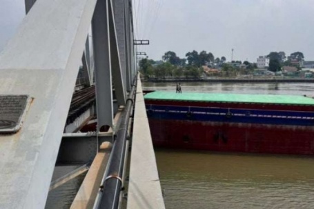 Sà lan va vào mố cầu Ghềnh ở Đồng Nai, có người bị thương được đưa đi cấp cứu