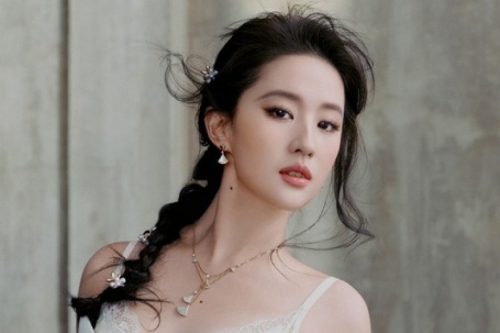 Lưu Diệc Phi lăng xê nội y đơn sắc