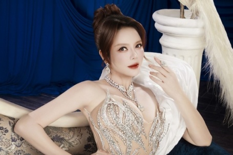 Lý Nhã Kỳ mặc đầm xuyên thấu khoe sắc bên dàn hoa hậu