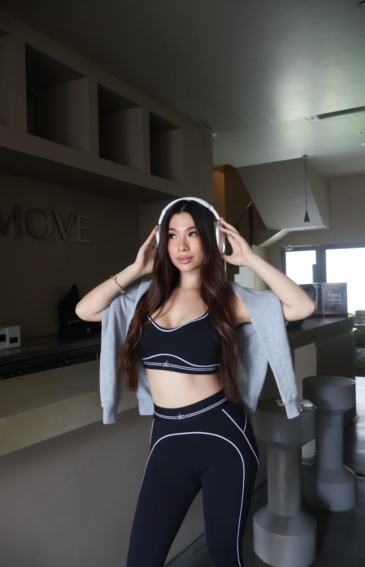 Phong cách khỏe khoắn, gợi cảm đời thường của con gái Lý Hương.