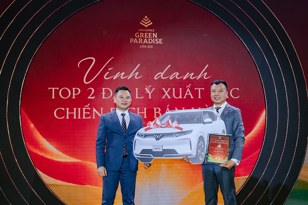 Ông Hoàng Liên Sơn - Tổng Giám đốc AlphaReal nhận vinh danh từ Giám đốc Kinh doanh Vinhomes miền Nam ông Nguyễn Thanh Tâm.