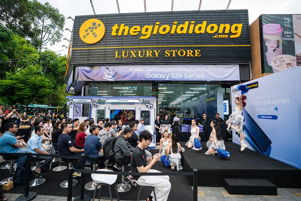 Đông đảo khách hàng hào hứng đến nhận sớm và trải nghiệm Galaxy S26 Series trong không gian hiện đại.