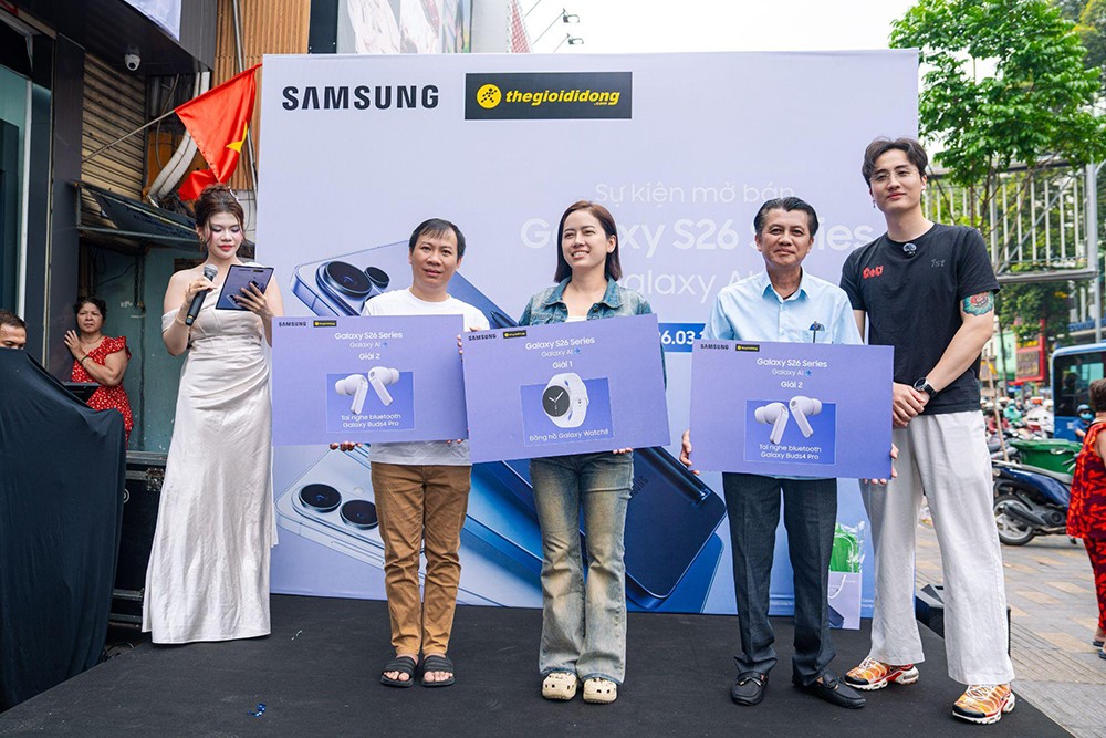 Khách tham gia sự kiện nhận nhiều phần quà hấp dẫn từ minigame trả lời câu hỏi và bốc thăm trúng thưởng.