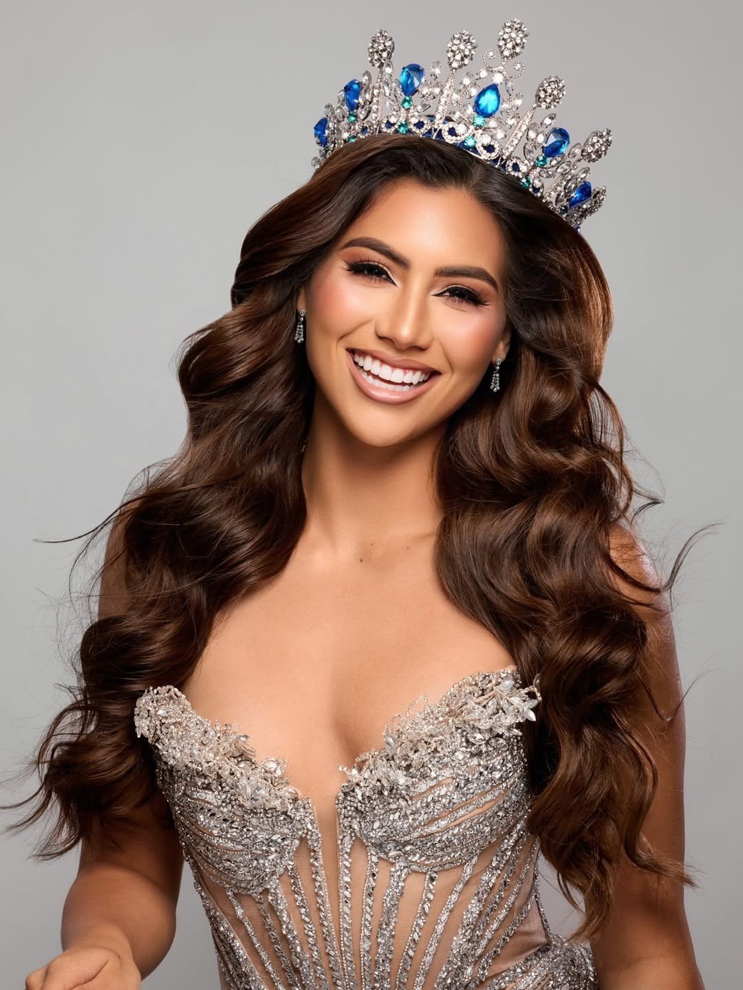 Đại diện Costa Rica - Fiorella Araya đang được nhận định là ứng viên sáng giá cho vương miện Hoa hậu Siêu quốc gia 2026. Người đẹp 23 tuổi, cao 1,75 m, là người mẫu, vận động viên bóng chuyền và hiện là sinh viên năm cuối ngành Kỹ thuật Y sinh.