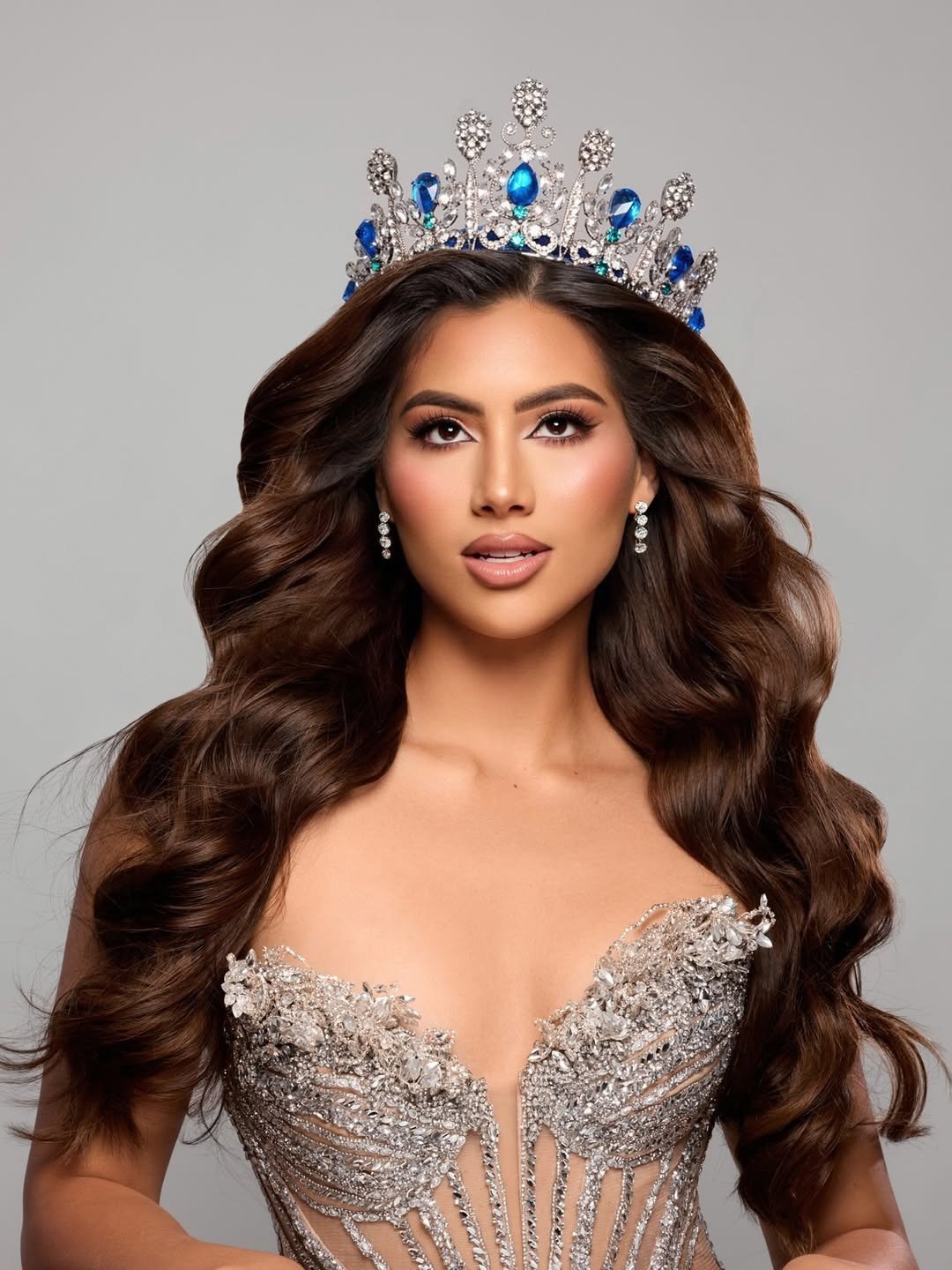 Đại diện Costa Rica - Fiorella Araya đang được nhận định là ứng viên sáng giá cho vương miện Hoa hậu Siêu quốc gia 2026. Người đẹp 23 tuổi, cao 1,75 m, là người mẫu, vận động viên bóng chuyền và hiện là sinh viên năm cuối ngành Kỹ thuật Y sinh.