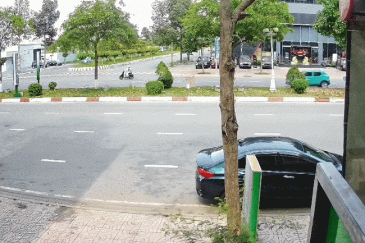 Clip: Học sinh lái xe đạp điện thiếu quan sát, tông hỏng đuôi ôtô đang đỗ