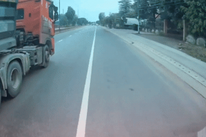 Clip tài xế xe ben che biển số, chèn ép ô tô trên quốc lộ