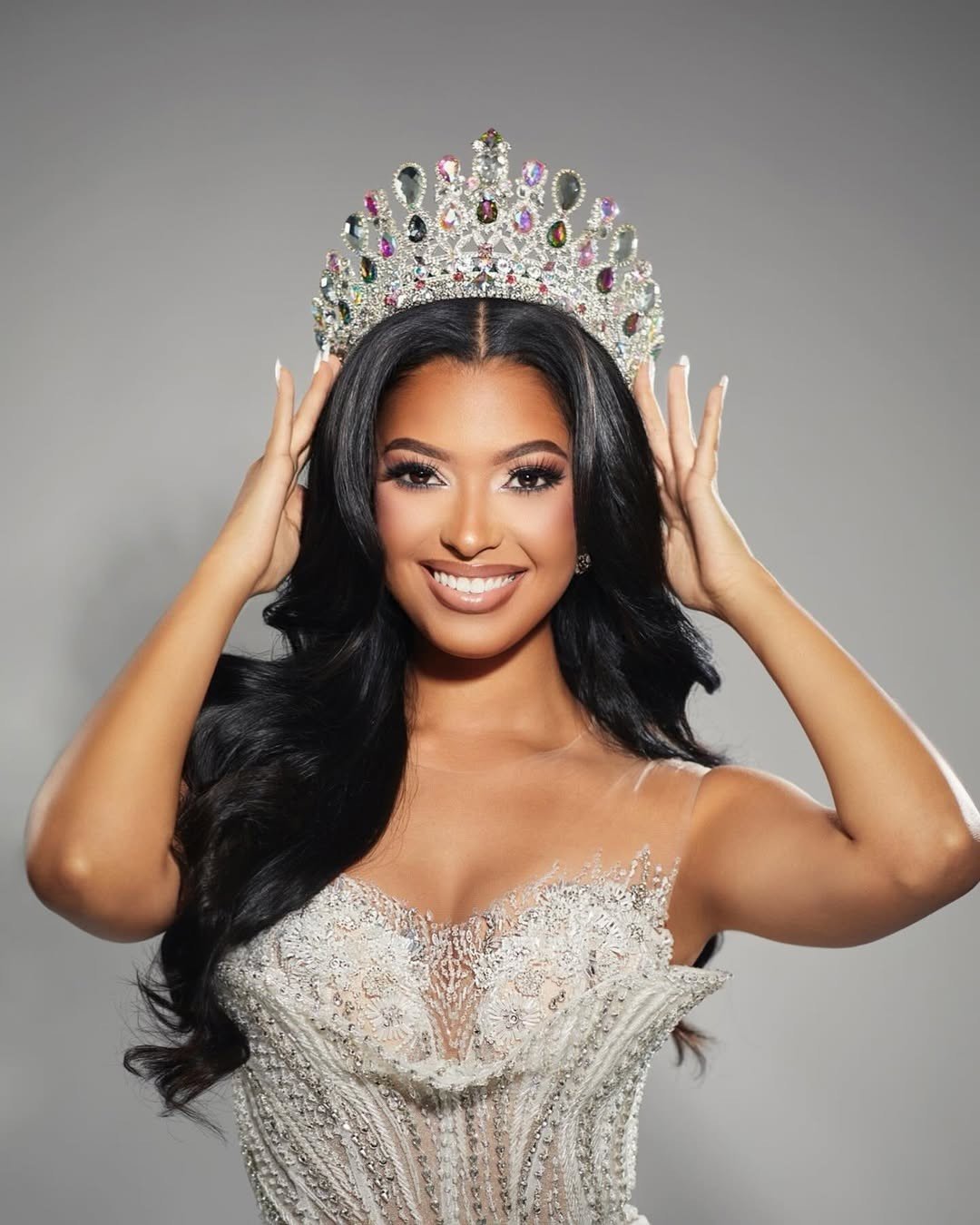 Đại diện Curacao - Veronica Pichardo là thí sinh tiềm năng khu vực châu Mỹ. Cô 23 tuổi, là ca sĩ, nhạc sĩ chuyên nghiệp và có bằng cử nhân ngành Luật.