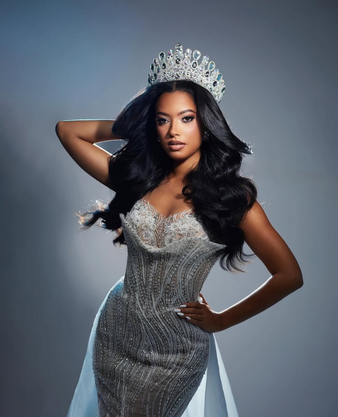 Đại diện Curacao - Veronica Pichardo là thí sinh tiềm năng khu vực châu Mỹ. Cô 23 tuổi, là ca sĩ, nhạc sĩ chuyên nghiệp và có bằng cử nhân ngành Luật.