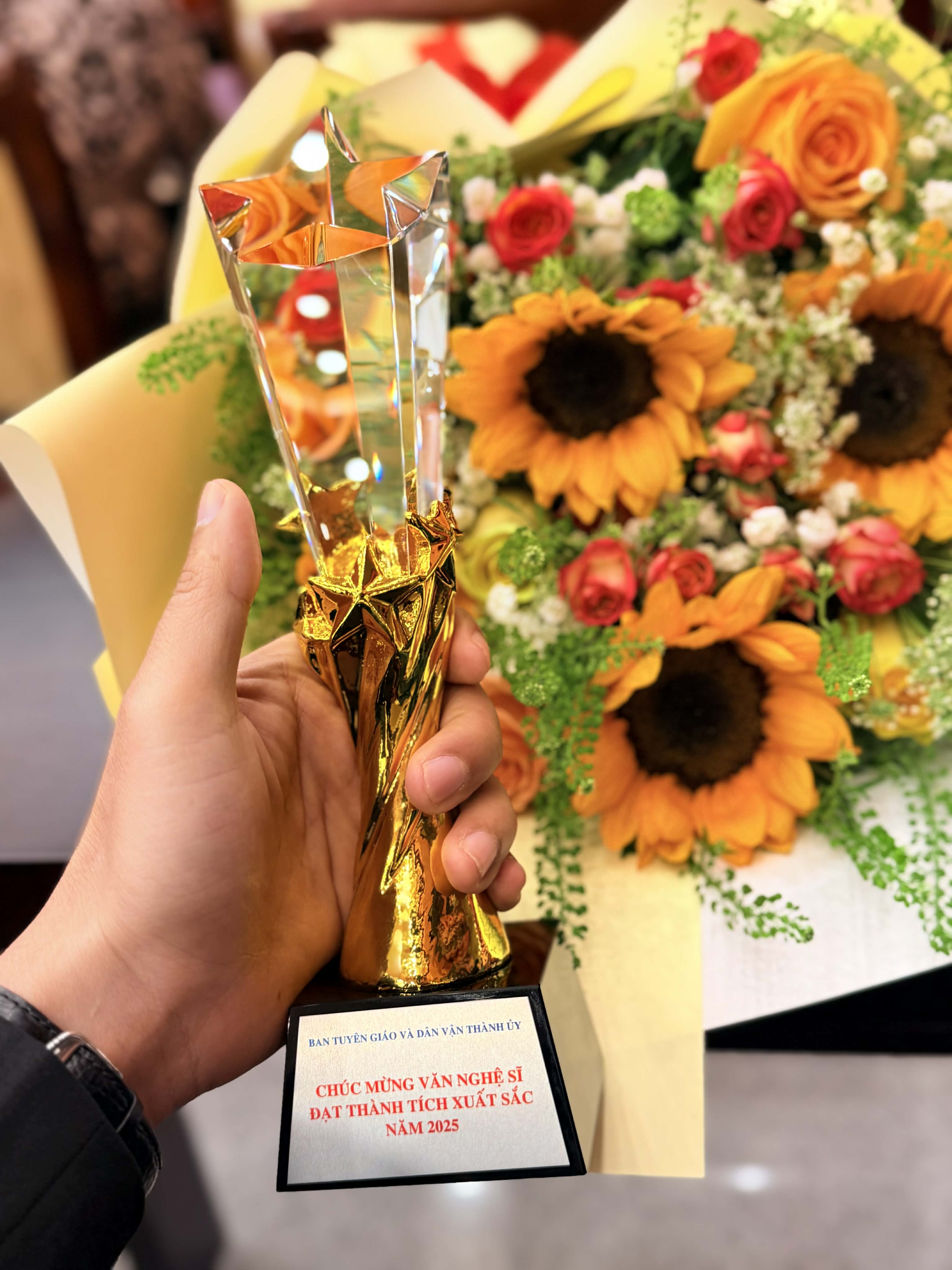 Nhạc sĩ Nguyễn Văn Chung được lãnh đạo TP. Hồ Chí Minh chúc mừng vì có những thành tích xuất sắc trong năm 2025.