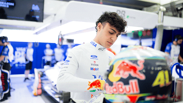 Lindblad hoàn thành 165 vòng đua trong một ngày tại Bahrain