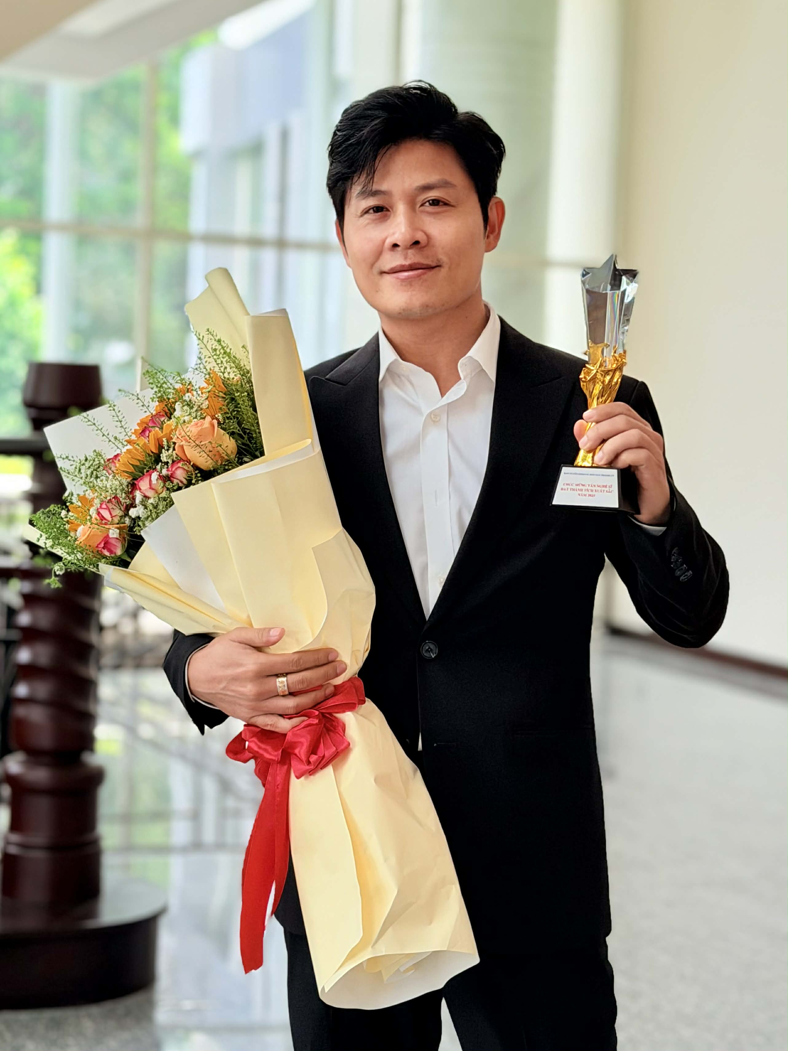 Nhạc sĩ Nguyễn Văn Chung được lãnh đạo TP. Hồ Chí Minh chúc mừng vì có những thành tích xuất sắc trong năm 2025.