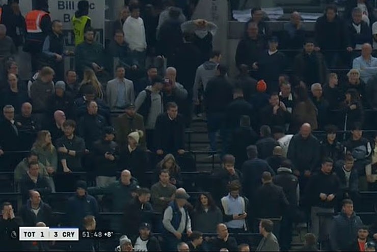 Fan Tottenham bỏ về sớm khi hiệp 1 còn chưa kết thúc