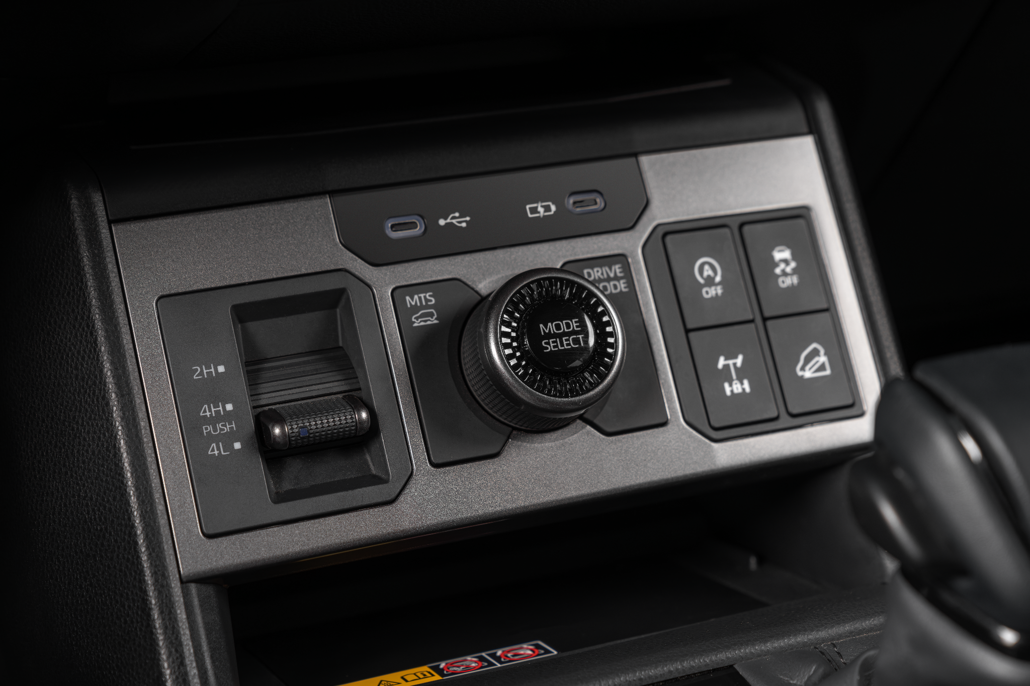 Lần đầu tiên Hilux được trang bị hệ thống lựa chọn đa địa hình MTS.