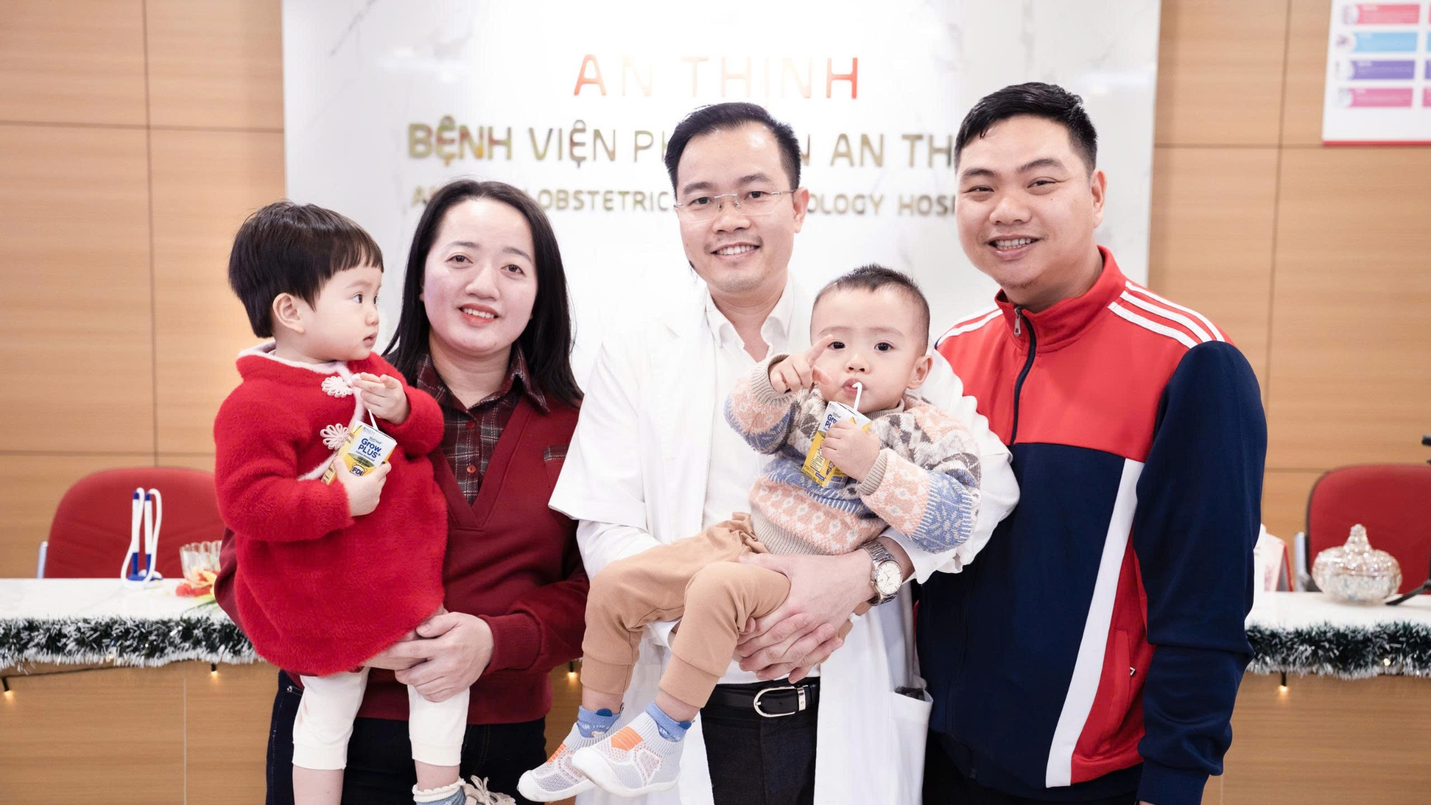 ThS.BS Hà Đức Quang hạnh phúc gặp lại gia đình được điều trị hiếm muộn thành công