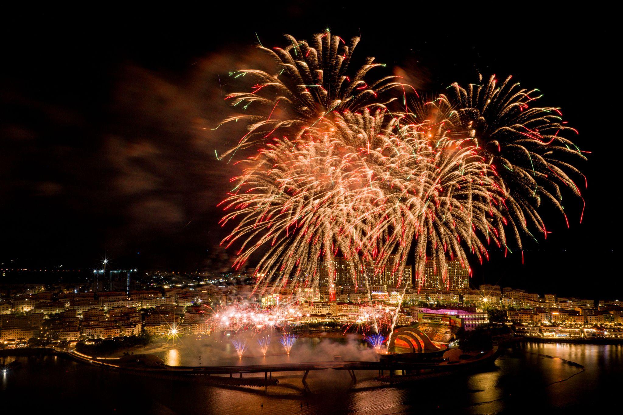 Du khách choáng ngợp trước màn pháo hoa đẳng cấp thế giới ở Phú Quốc.