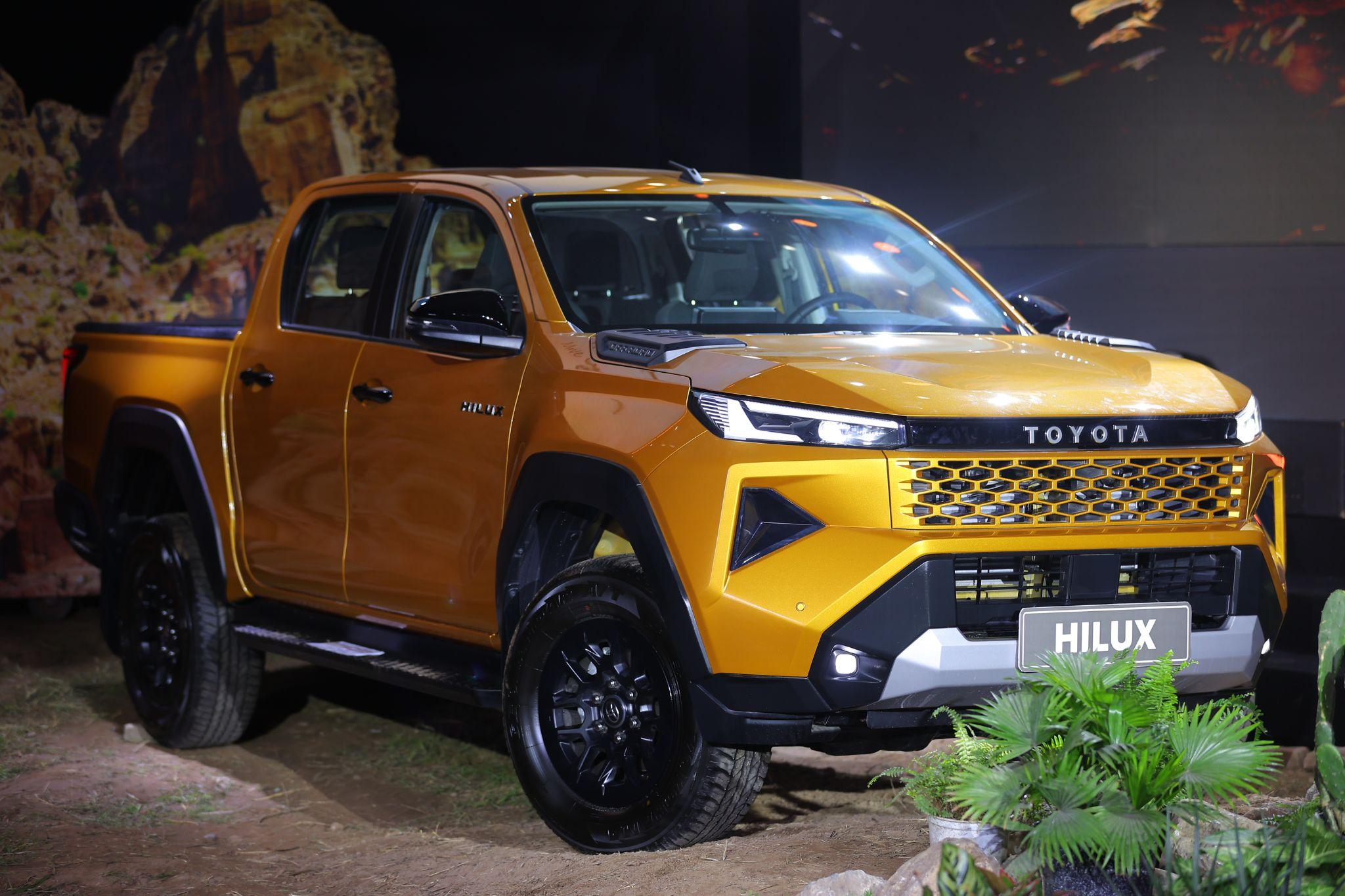 Hilux Pro với động cơ 2.8L, dẫn động cầu sau với mức giá 706 triệu đồng.