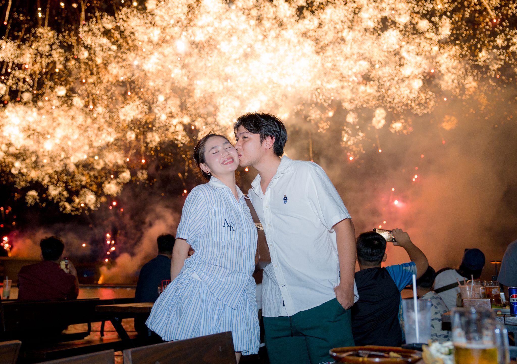 Màn pháo hoa tưng bừng hàng đêm ở Thị trấn Hoàng Hôn khiến kỳ nghỉ 8/3 của các cặp đôi thêm lãng mạn.