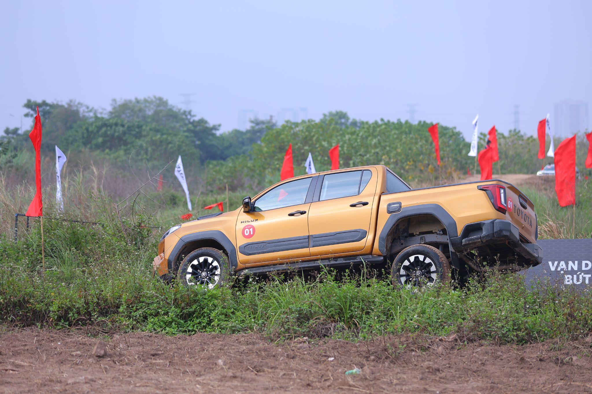 Hilux 2026 vận hành vượt trội trên nhiều điều kiện địa hình.