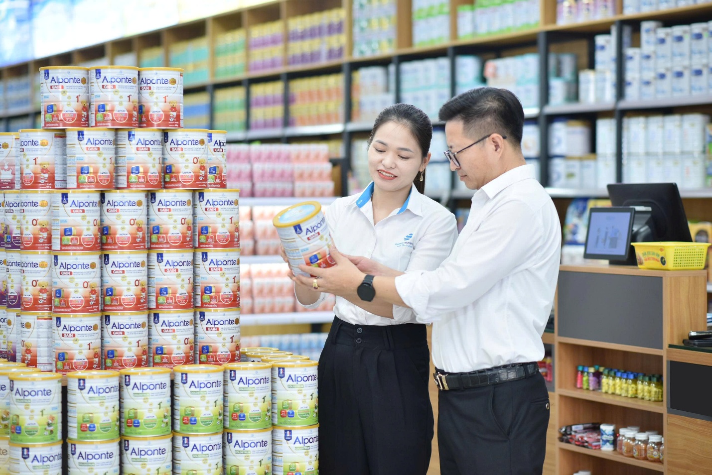 Các sản phẩm chủ lực như Alponte luôn thu hút sự quan tâm của khách hàng tại điểm bán.