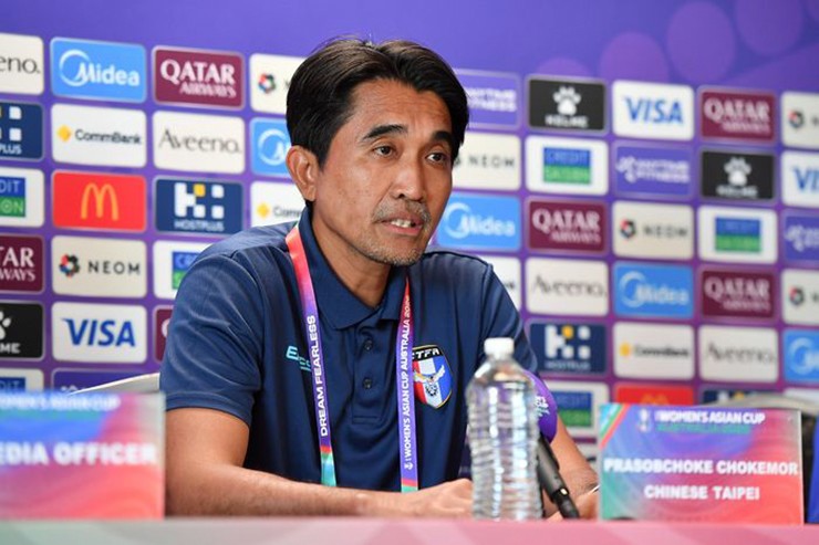 HLV trưởng ĐT nữ Đài Loan (Trung Quốc) trả lời báo chí.