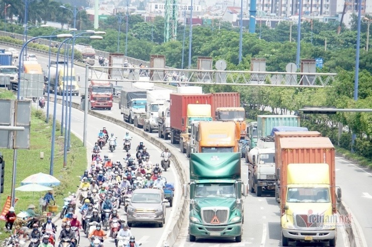 Giá xăng dầu tăng mạnh ảnh hưởng đến hoạt động vận tải hàng hoá của doanh nghiệp. (Ảnh minh hoạ: T.K)