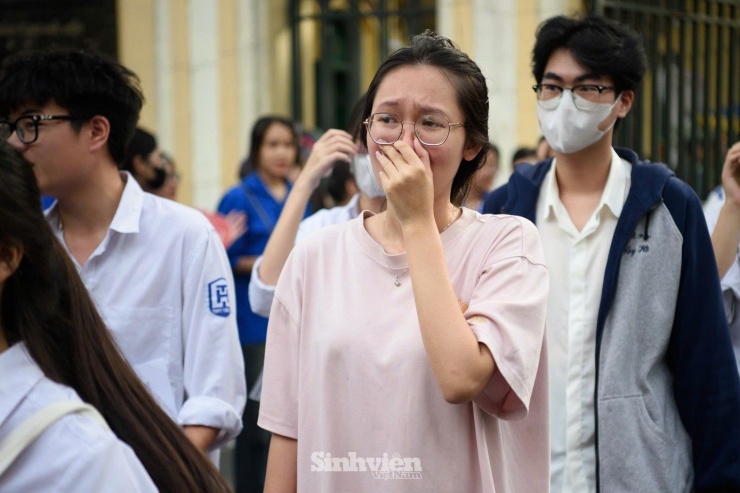 Thí sinh bật khóc sau khi rời phòng thi tại Kỳ thi tốt nghiệp THPT.