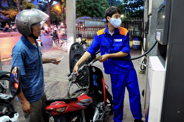 Giá xăng dầu trong nước chịu tác động mạnh bởi giá dầu thế giới. Ảnh: Nam Khánh