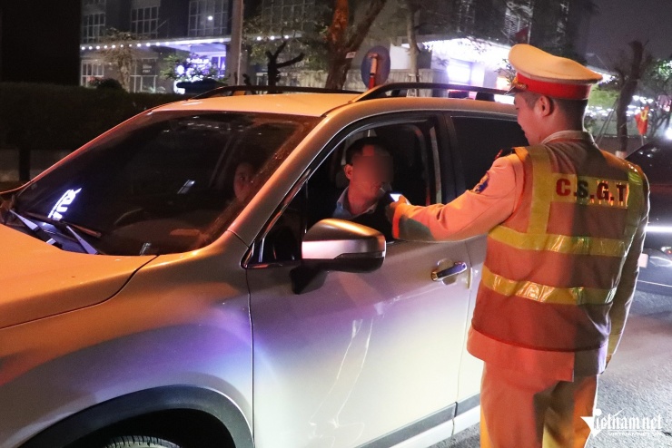 Tài xế vi phạm nồng độ cồn, 3 ô tô bị CSGT Hà Nội niêm phong trong đêm - 2