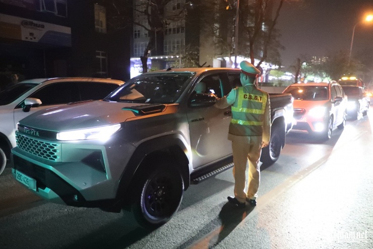 Tài xế vi phạm nồng độ cồn, 3 ô tô bị CSGT Hà Nội niêm phong trong đêm - 1