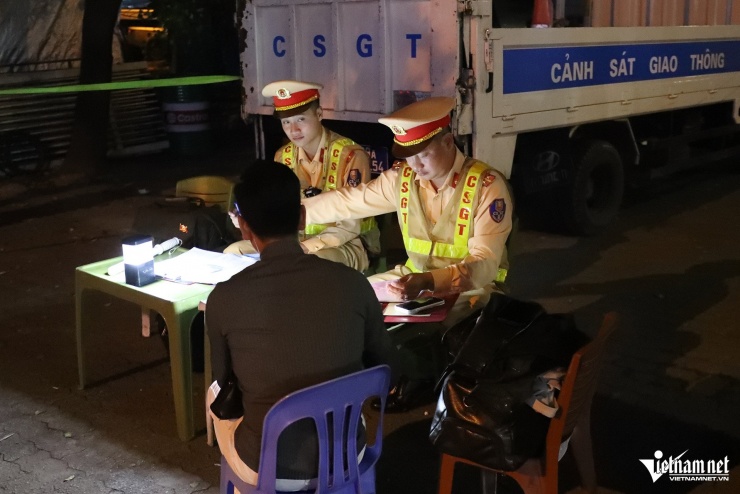 Tài xế vi phạm nồng độ cồn, 3 ô tô bị CSGT Hà Nội niêm phong trong đêm - 7