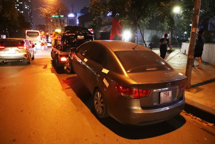 Tài xế vi phạm nồng độ cồn, 3 ô tô bị CSGT Hà Nội niêm phong trong đêm