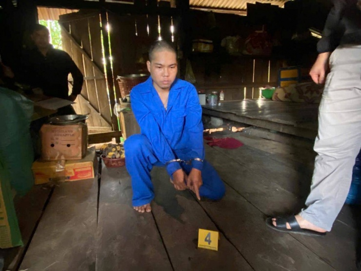 Đối tượng Tạ Quốc Hùng tại hiện trường vụ việc.