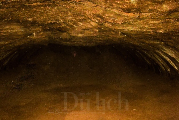 Hang sâu hun hút, có đoạn phình to, có nơi thắt hẹp đến mức chỉ vừa đủ một thân người cố gắng gồng mình luồn lách để vượt qua.