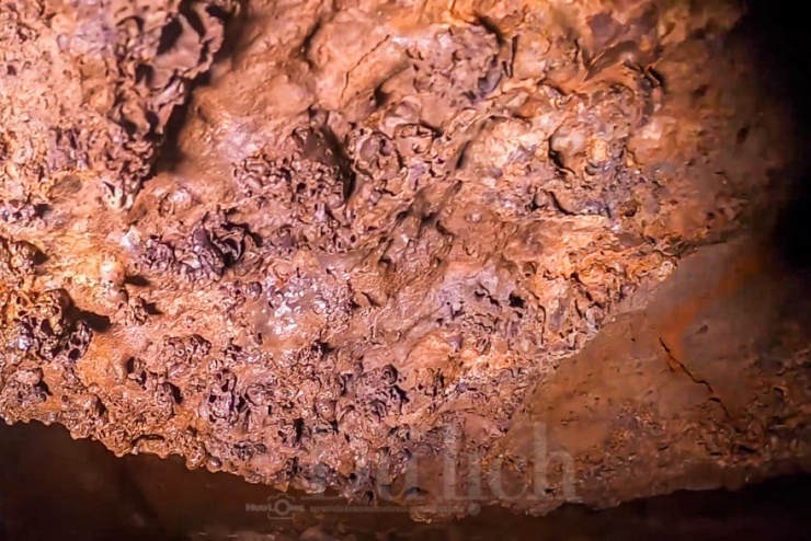 Dưới ánh sáng trắng nhờ từ đèn pin chiếu rọi, đập vào vách đá hiện lên sắc màu đỏ quạch, bàng bạc lấp loáng,&nbsp;tất cả hiện ra kỳ ảo, vừa hư vừa thực.