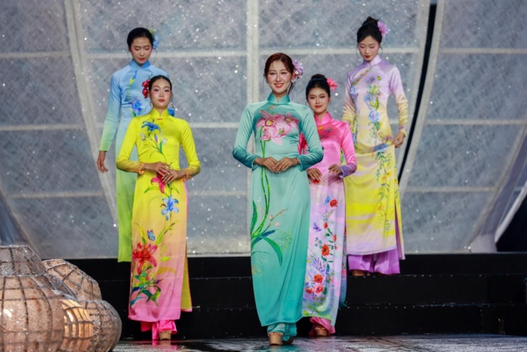 Dàn hoa hậu diễn áo dài trên phố đi bộ Nguyễn Huệ - 4