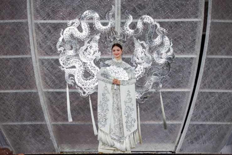 Dàn hoa hậu diễn áo dài trên phố đi bộ Nguyễn Huệ - 9