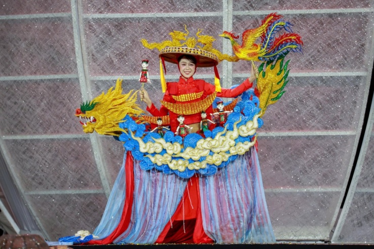 Dàn hoa hậu diễn áo dài trên phố đi bộ Nguyễn Huệ - 8