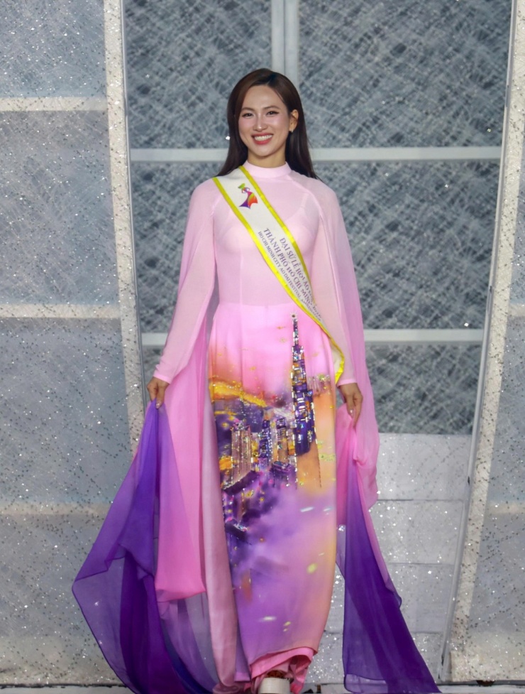 Dàn hoa hậu diễn áo dài trên phố đi bộ Nguyễn Huệ - 12