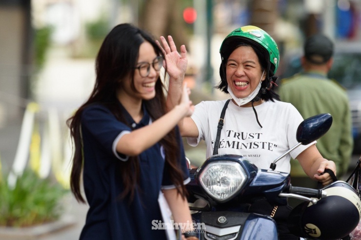 Cha mẹ cần chú trọng đến việc động viên và đồng hành cùng con trong quá trình học tập. (Ảnh minh hoạ: Lê Vượng)